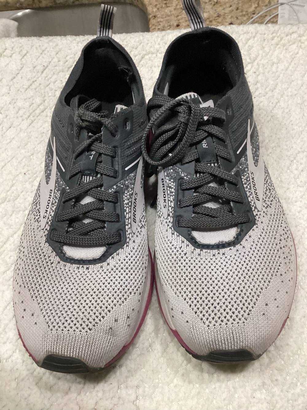 Brooks Ricochet sneakers, size 8